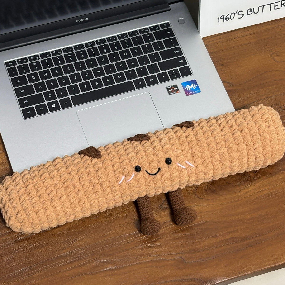 Cute keyboard baguette wrist rest, soft yarn, homemade gift for boyfriend, wrist pad, knitting material kit, finished product.