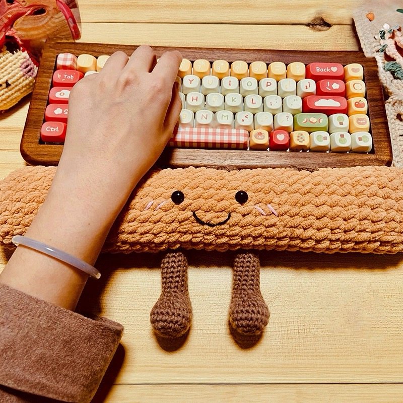 Cute keyboard baguette wrist rest, soft yarn, homemade gift for boyfriend, wrist pad, knitting material kit, finished product.