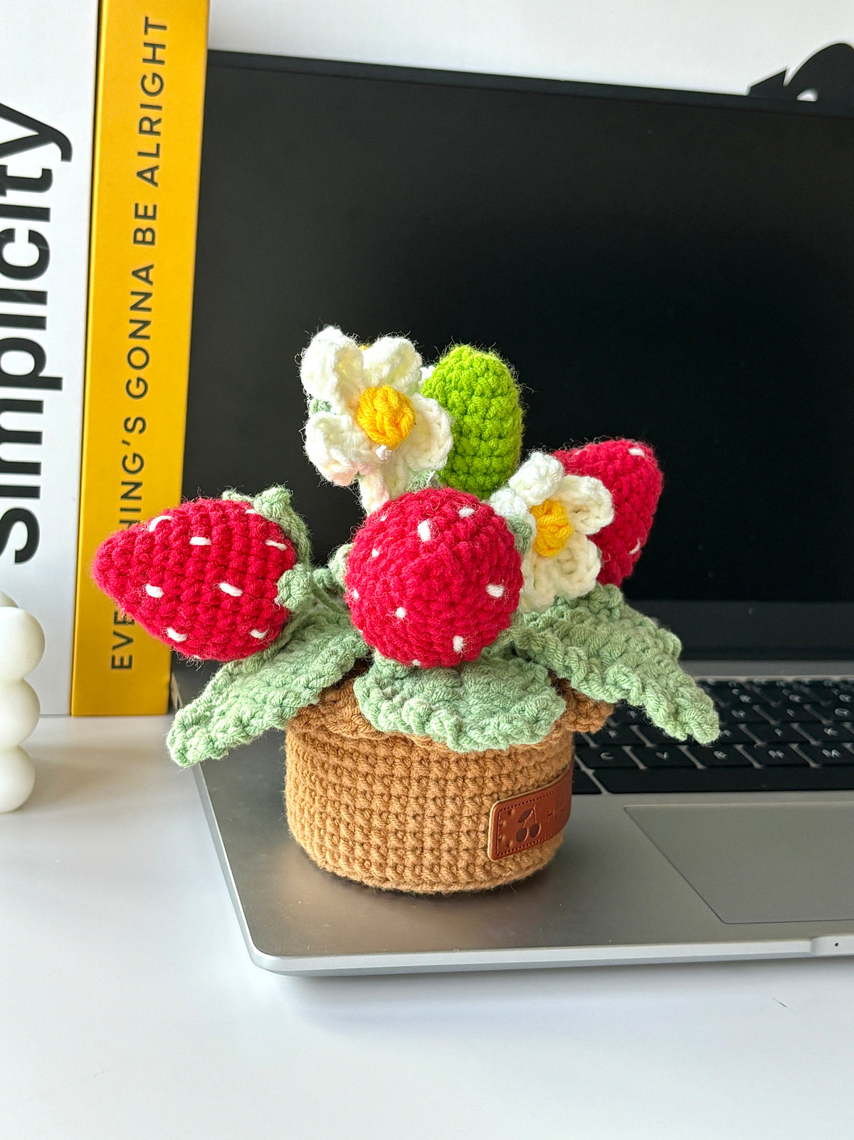 DIY Strawberry Potted Plant and Sunflower Flower Material Kit (Crochet Yarn Ornament)