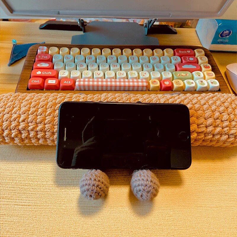 Cute keyboard baguette wrist rest, soft yarn, homemade gift for boyfriend, wrist pad, knitting material kit, finished product.