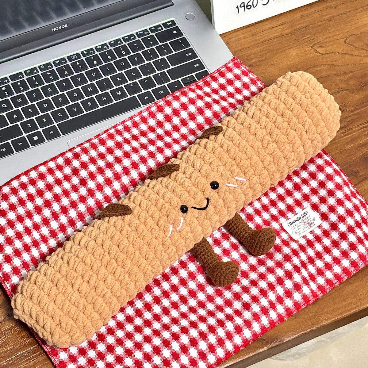 Cute keyboard baguette wrist rest, soft yarn, homemade gift for boyfriend, wrist pad, knitting material kit, finished product.